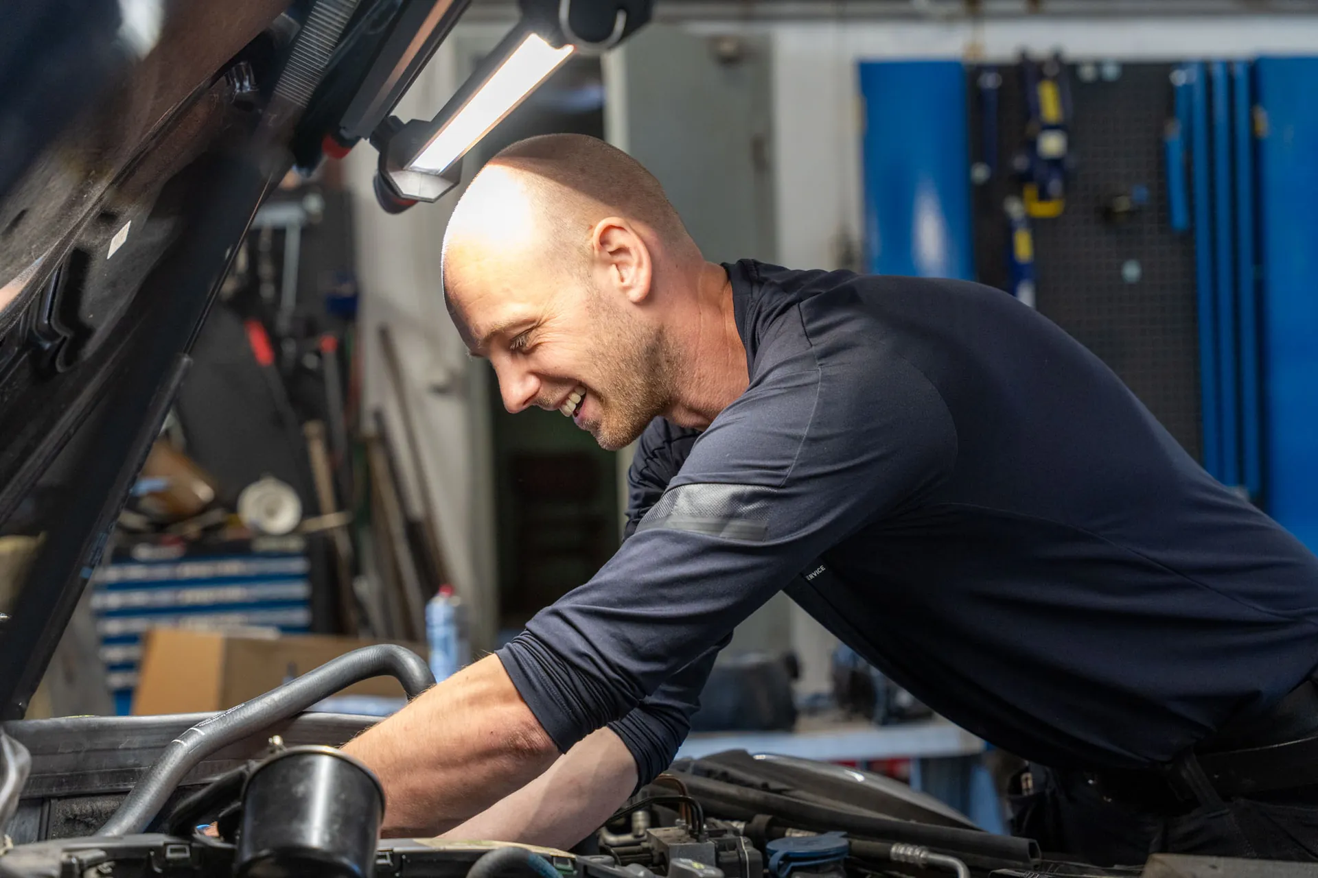 Rasmus fra Nordens Autoteknik i arbejde på værkstedet