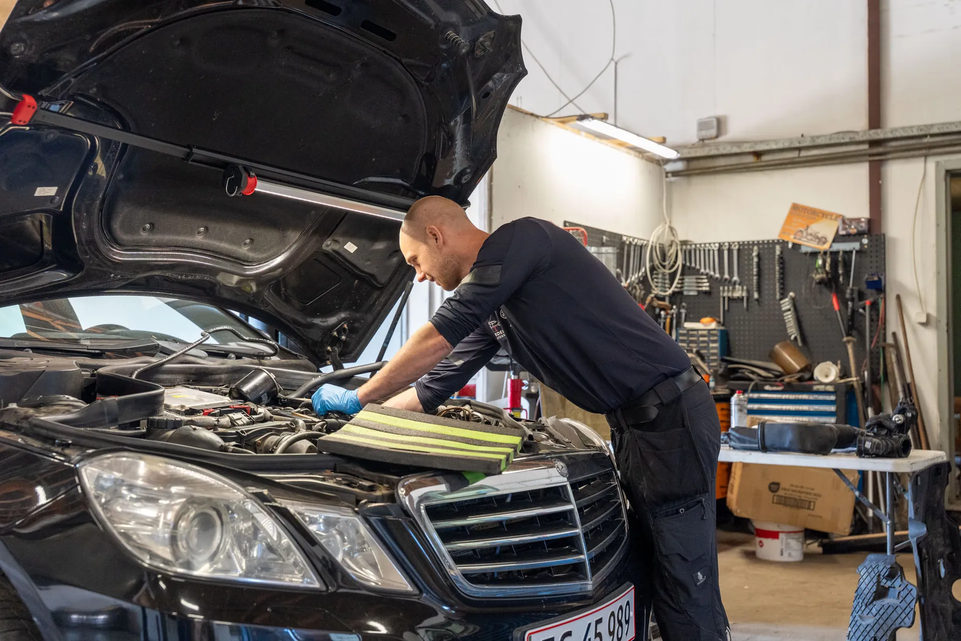 Motorarbejde med tandrem i motorrummet