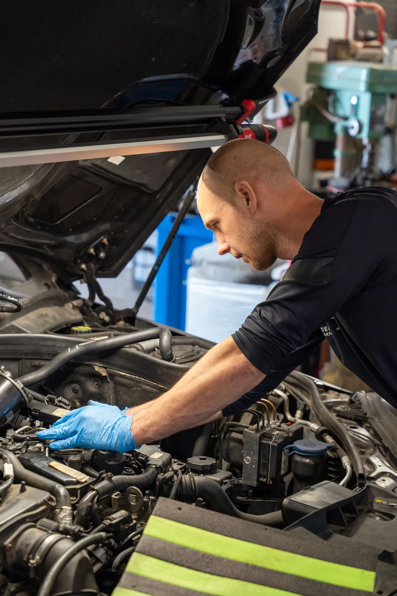 Rasmus laver serviceeftersyn i motorrummet
