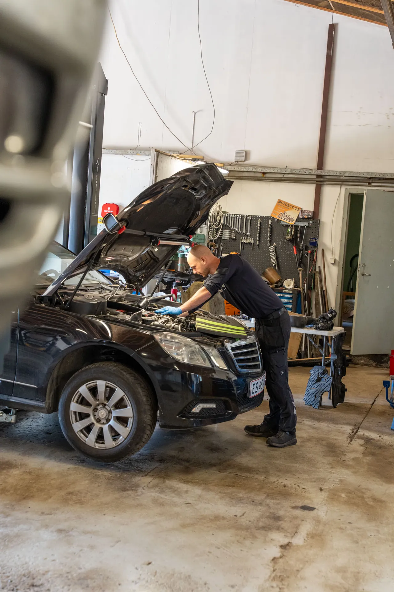 Bil på lift i værkstedet hos Nordens Autoteknik