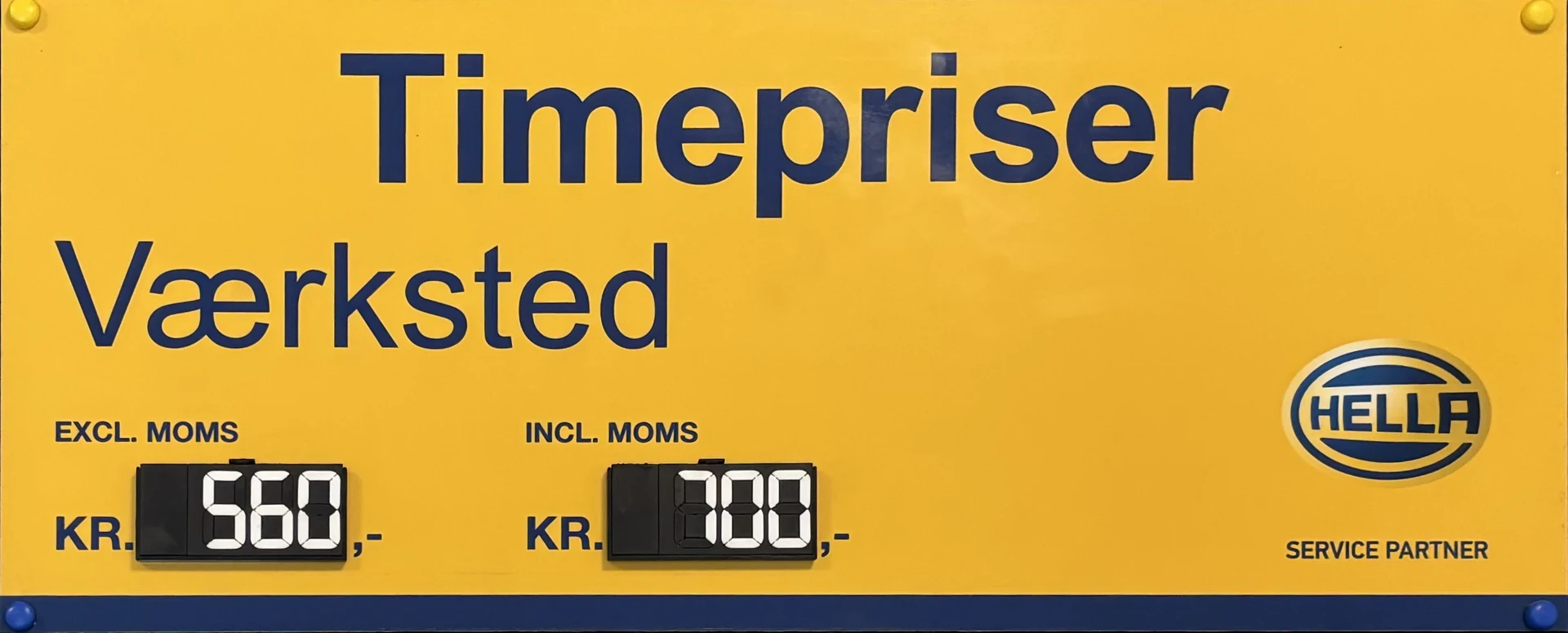 Prisskilt hos Nordens Autoteknik: timepris 560 kr. ekskl. moms og 700 kr. inkl. moms